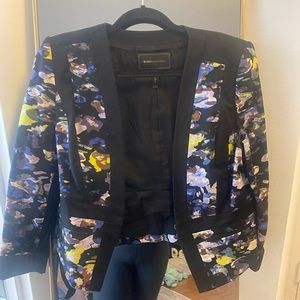 BCBG one button closure blazer in abstract print. Sz med. Shoulder pad detail